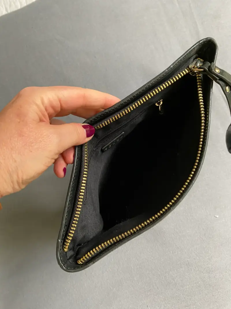 Cartera de mano negra con tachas metálicas - 3