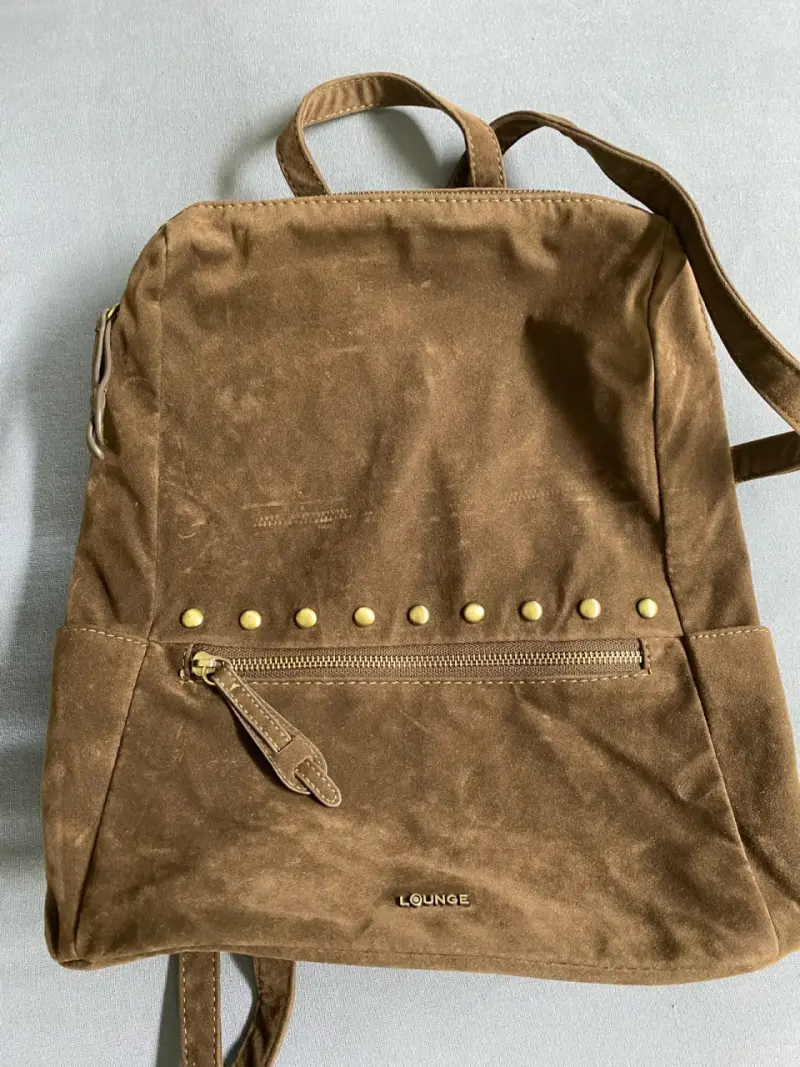 Mochila de gamuza marrón con tachas