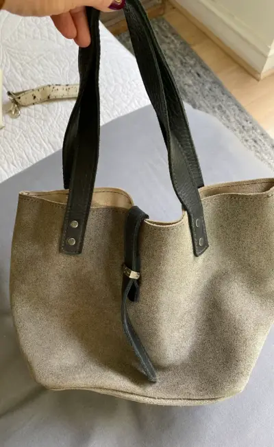 Bolso de mano beige con asas negras - miniatura 2