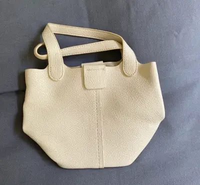 Bolso de mano beige elegante y compacto - miniatura 1