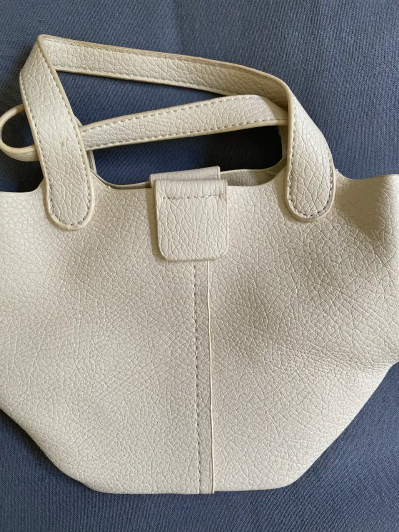 Bolso de mano beige elegante y compacto - 2
