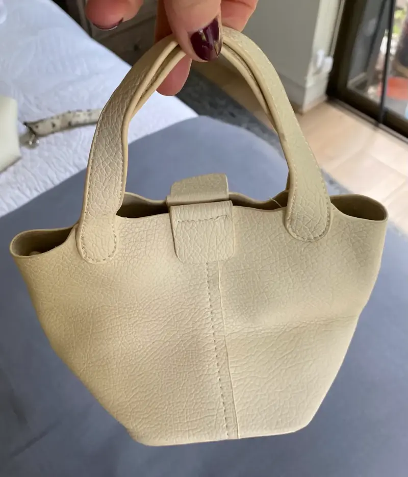 Bolso de mano beige elegante y compacto - 3