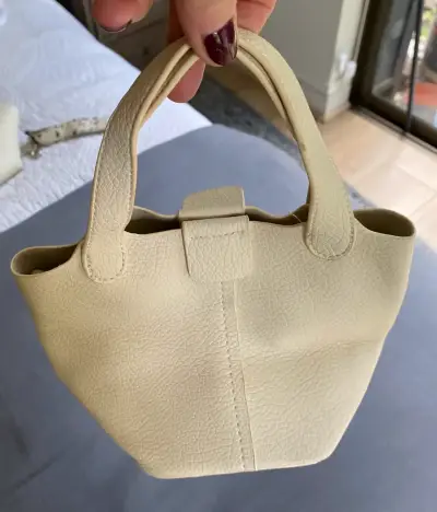 Bolso de mano beige elegante y compacto - miniatura 3
