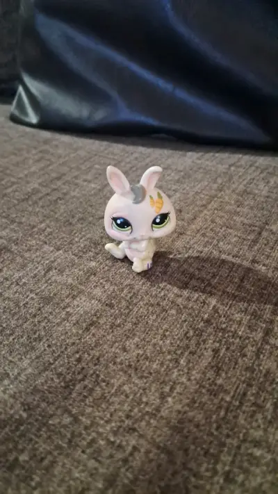 Figura de conejo Littlest Pet Shop - miniatura 1