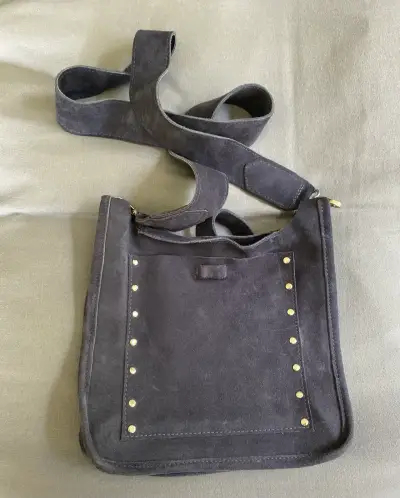 Bolso bandolera de gamuza gris con tachas - miniatura 1