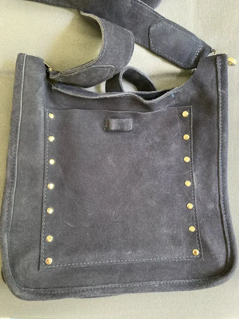 Bolso bandolera de gamuza gris con tachas - 2