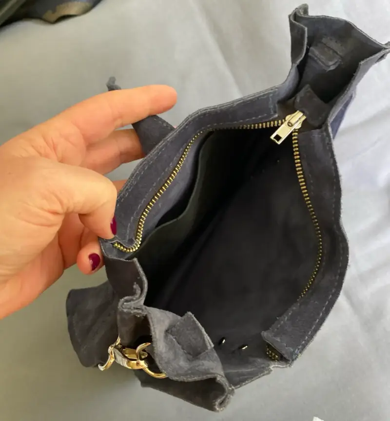 Bolso bandolera de gamuza gris con tachas - 3