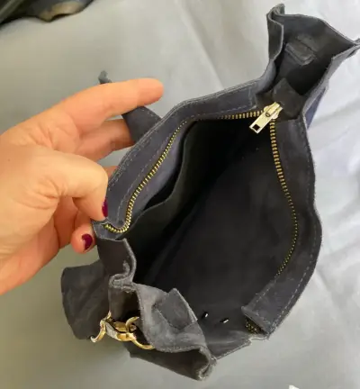 Bolso bandolera de gamuza gris con tachas - miniatura 3