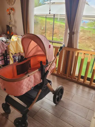 Coche de bebé rosa con moisés desmontable - miniatura 3