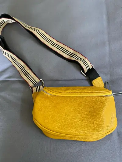 Banano amarillo con correa ajustable - miniatura 1