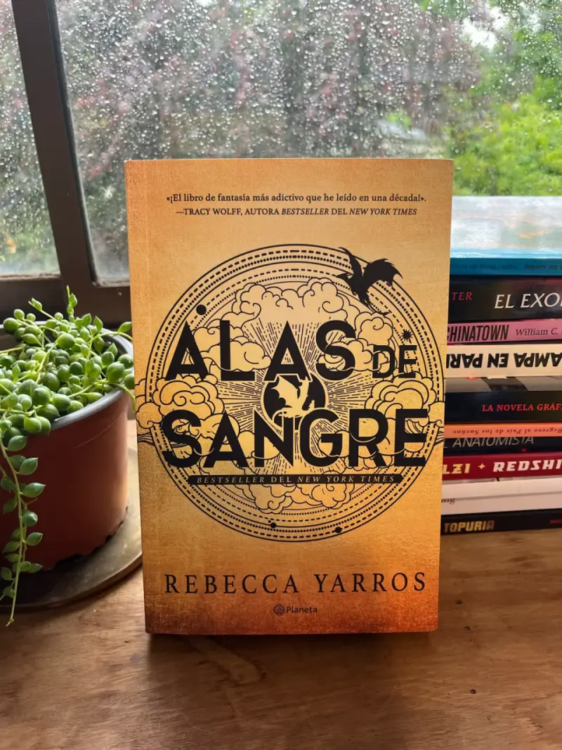 Libro 'Alas de Sangre' de Rebecca Yarros