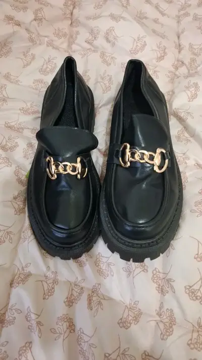 Zapatos mocasines negros con cadena dorada - miniatura 1