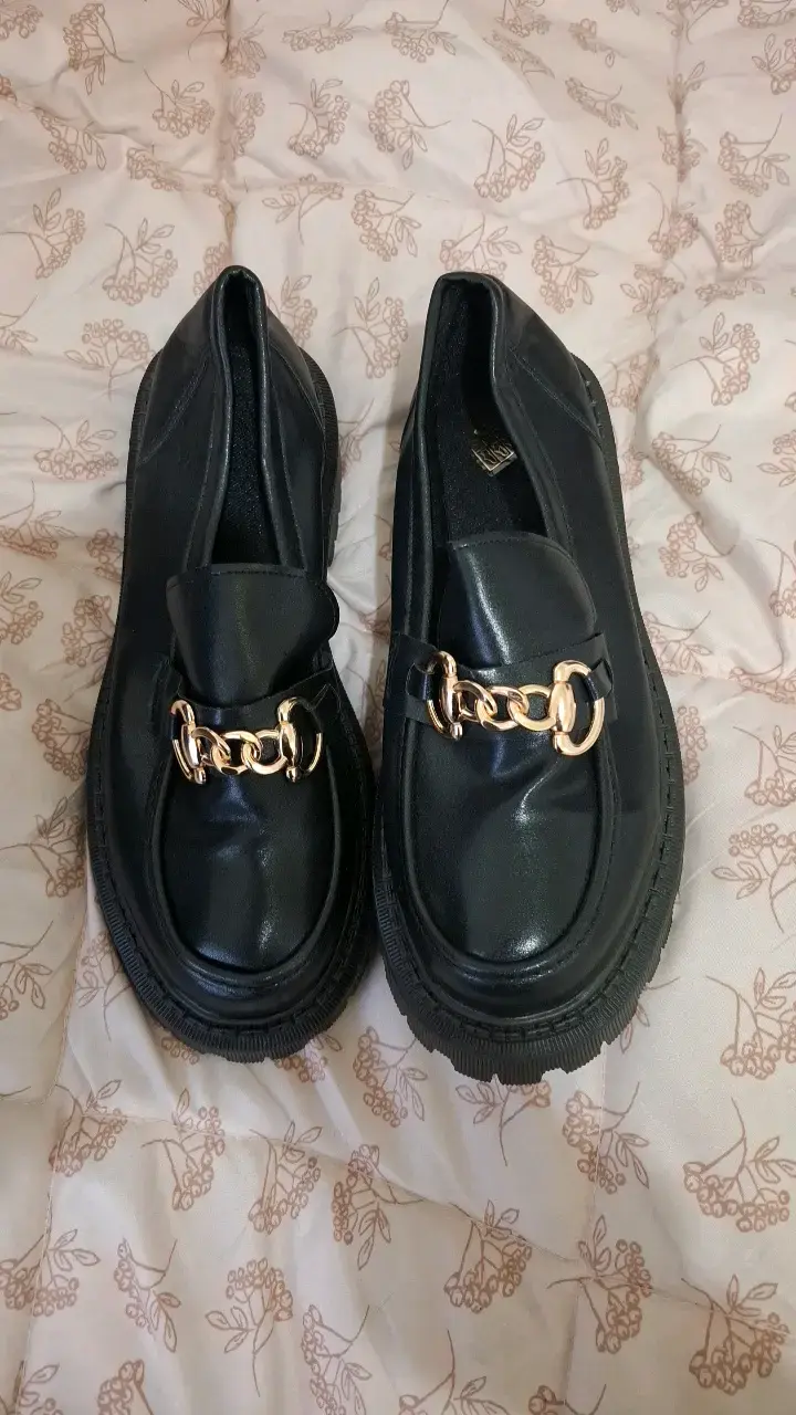Zapatos mocasines negros con cadena dorada - 2