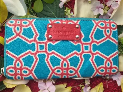 Billetera Kate Spade con estampado geométrico. - miniatura 1