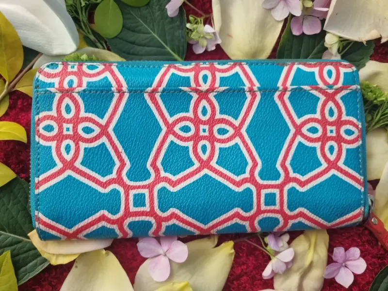 Billetera Kate Spade con estampado geométrico. - 2