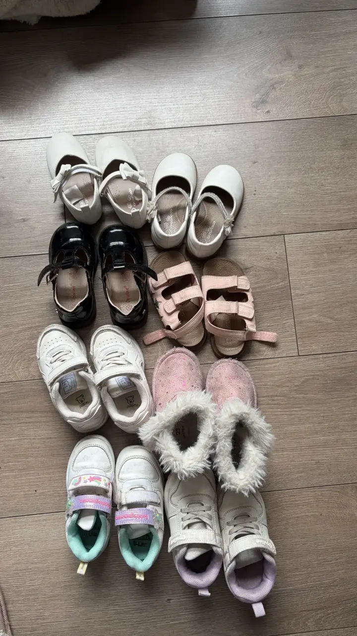 Lote de zapatos para niña en varios estilos