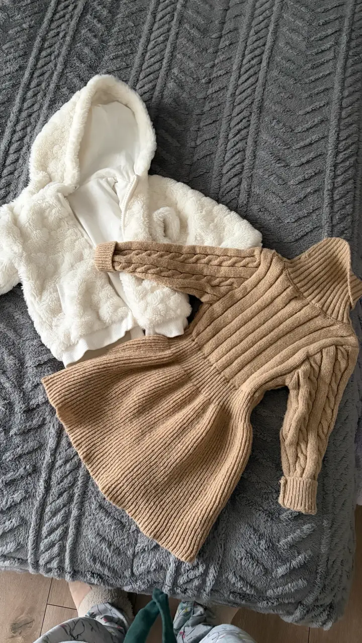 Conjunto de ropa infantil con abrigo y vestido