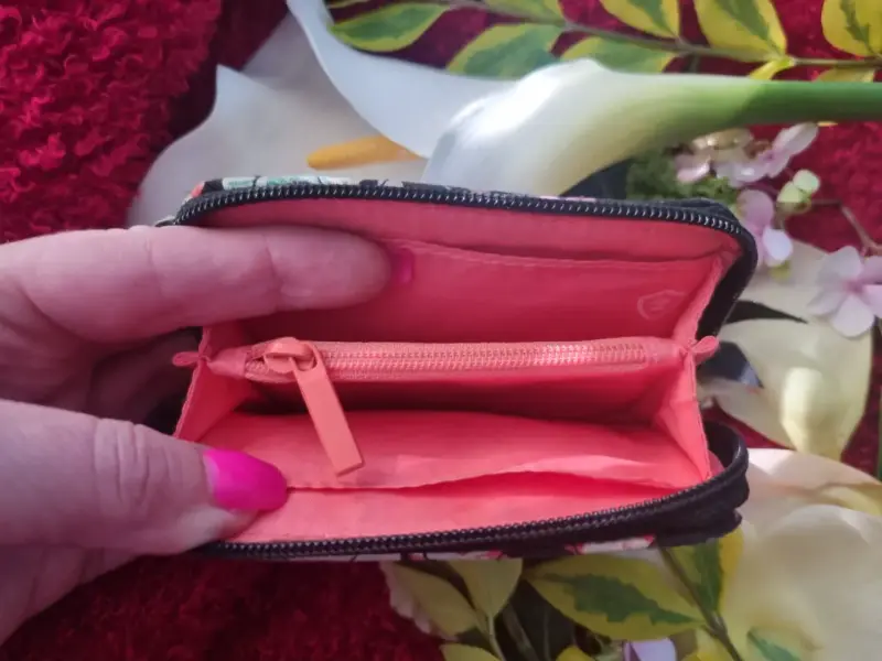 Monedero Vera Bradley con diseño floral. - 2