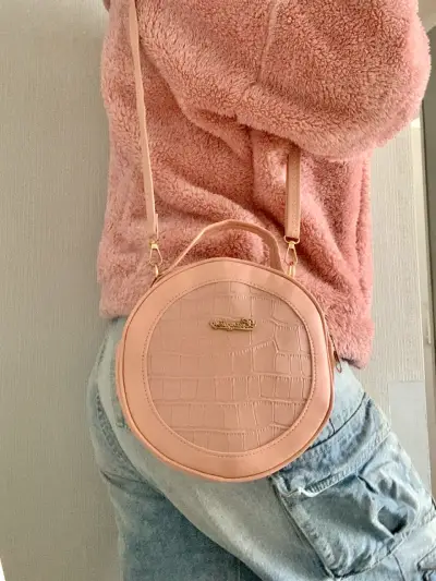 Cartera bandolera y de mano redonda rosada - miniatura 2