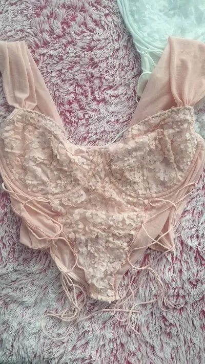 Top lanceros  en encaje blanco y rosa - miniatura 3