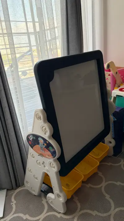 Pizarrón infantil doble cara con bandejas y silla - miniatura 1