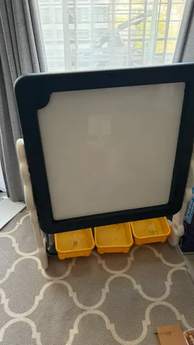 Pizarrón infantil doble cara con bandejas y silla - miniatura 2