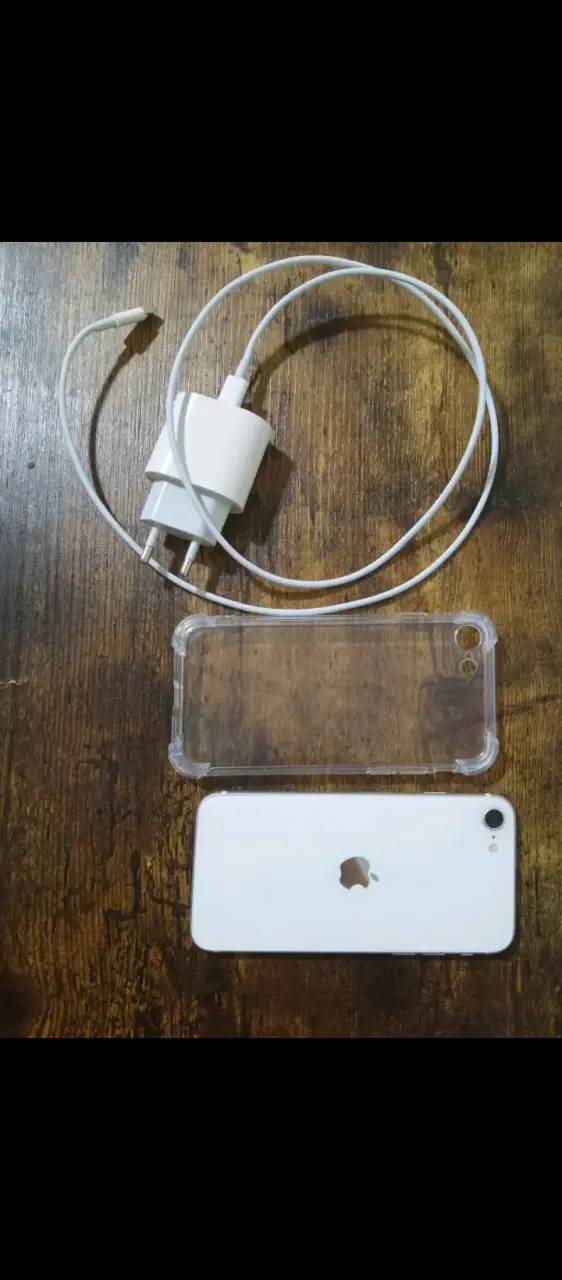 iPhone Se 2020 con funda y cargador en buen estado - 2