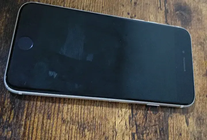 iPhone Se 2020 con funda y cargador en buen estado - 3