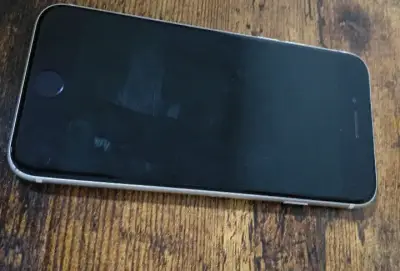 iPhone Se 2020 con funda y cargador en buen estado - miniatura 3