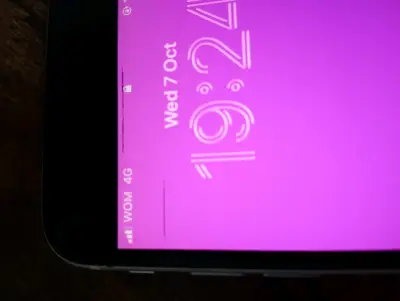 iPhone Se 2020 con funda y cargador en buen estado - miniatura 4