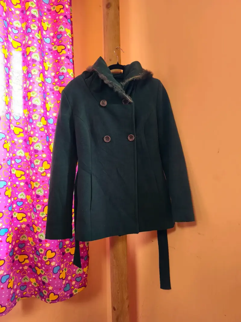 Abrigo de mujer con capucha y botones, talla s - 1