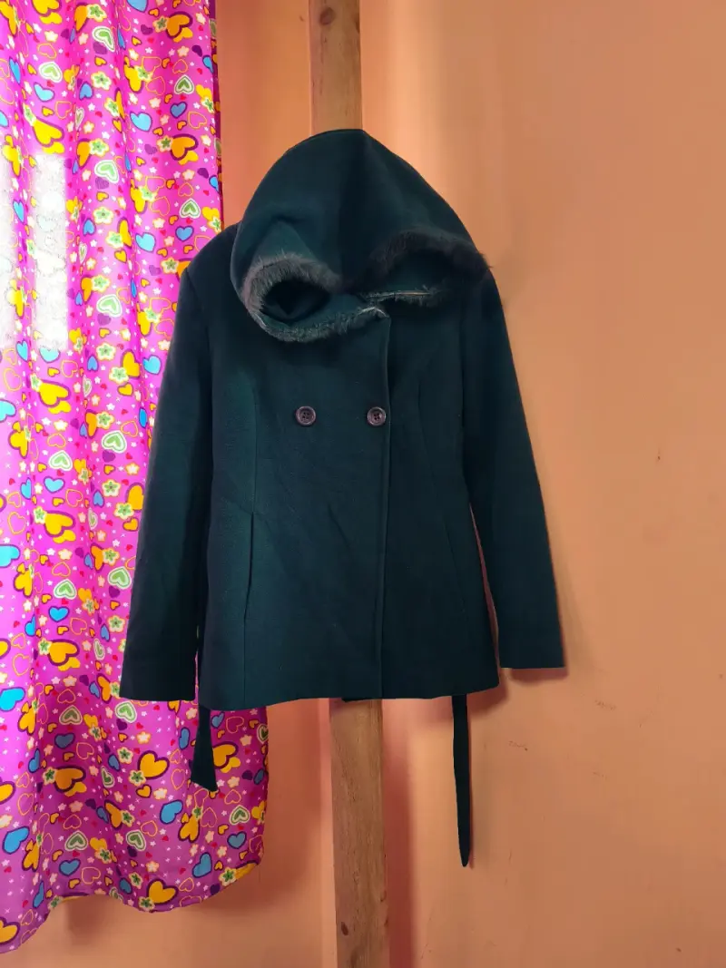 Abrigo de mujer con capucha y botones, talla s - 2