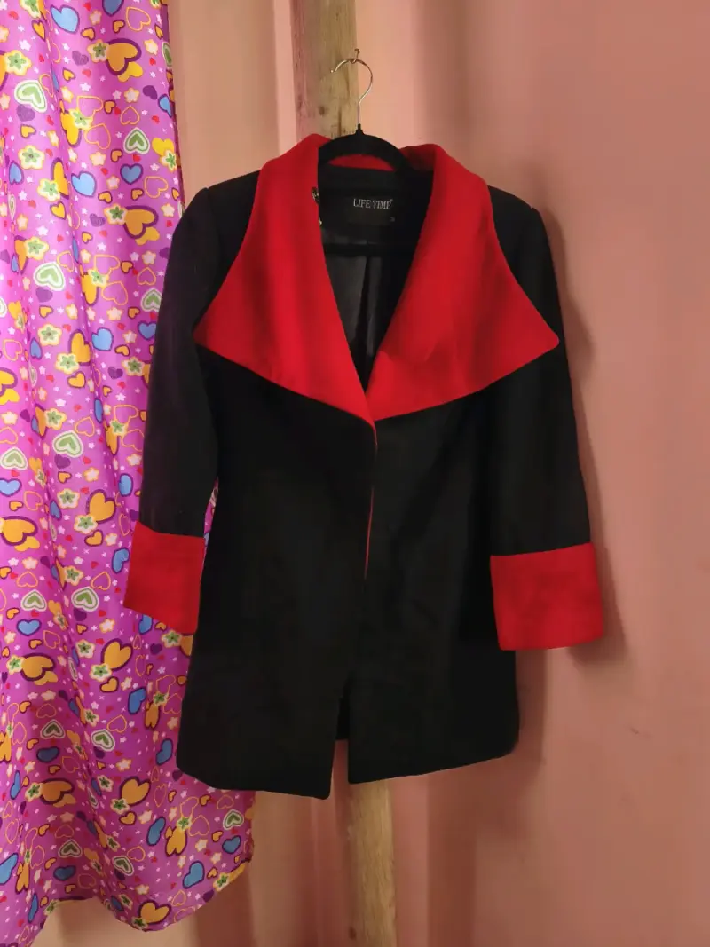 Abrigo negro con detalles rojos Life Time