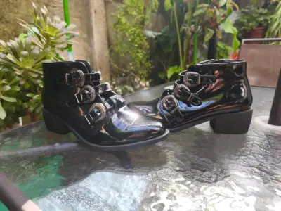 Botines de charol negro con hebillas - miniatura 1