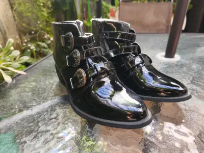 Botines de charol negro con hebillas - miniatura 2