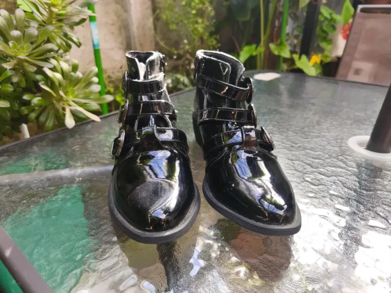 Botines de charol negro con hebillas - 3