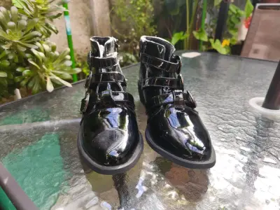 Botines de charol negro con hebillas - miniatura 3