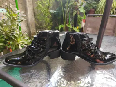 Botines de charol negro con hebillas - miniatura 4