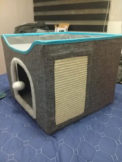 Casa para gato con rascador y juguete - miniatura 1