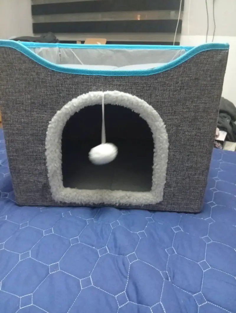 Casa para gato con rascador y juguete - 2