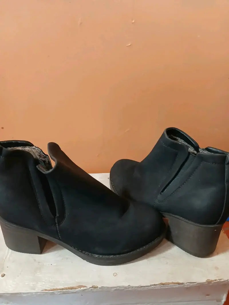 Botines negros de tacón medio para mujer