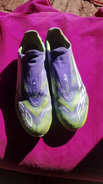 Botines de fútbol Adidas F50 verdes y morados - miniatura 1