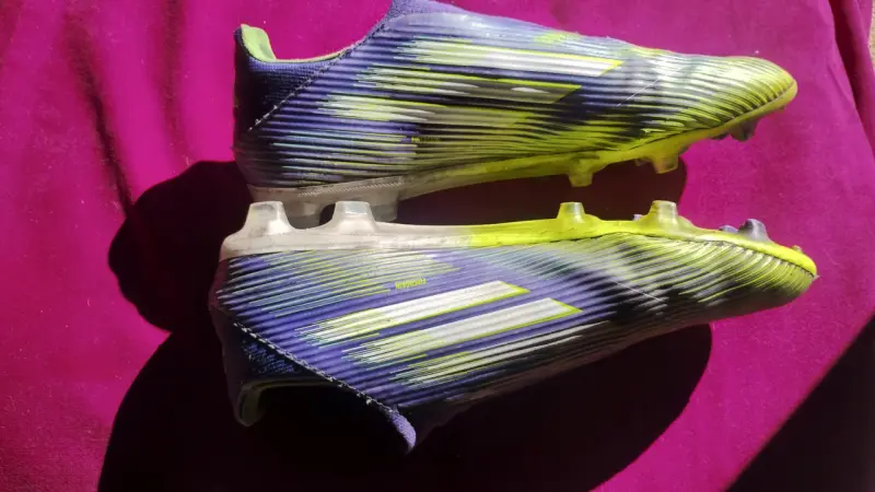Botines de fútbol Adidas F50 verdes y morados - 2