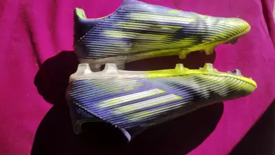 Botines de fútbol Adidas F50 verdes y morados - miniatura 2
