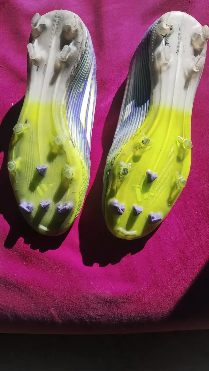 Botines de fútbol Adidas F50 verdes y morados - 3