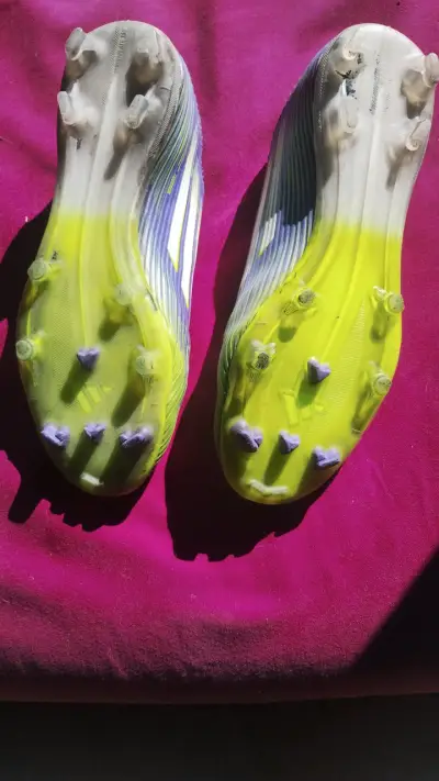 Botines de fútbol Adidas F50 verdes y morados - miniatura 3
