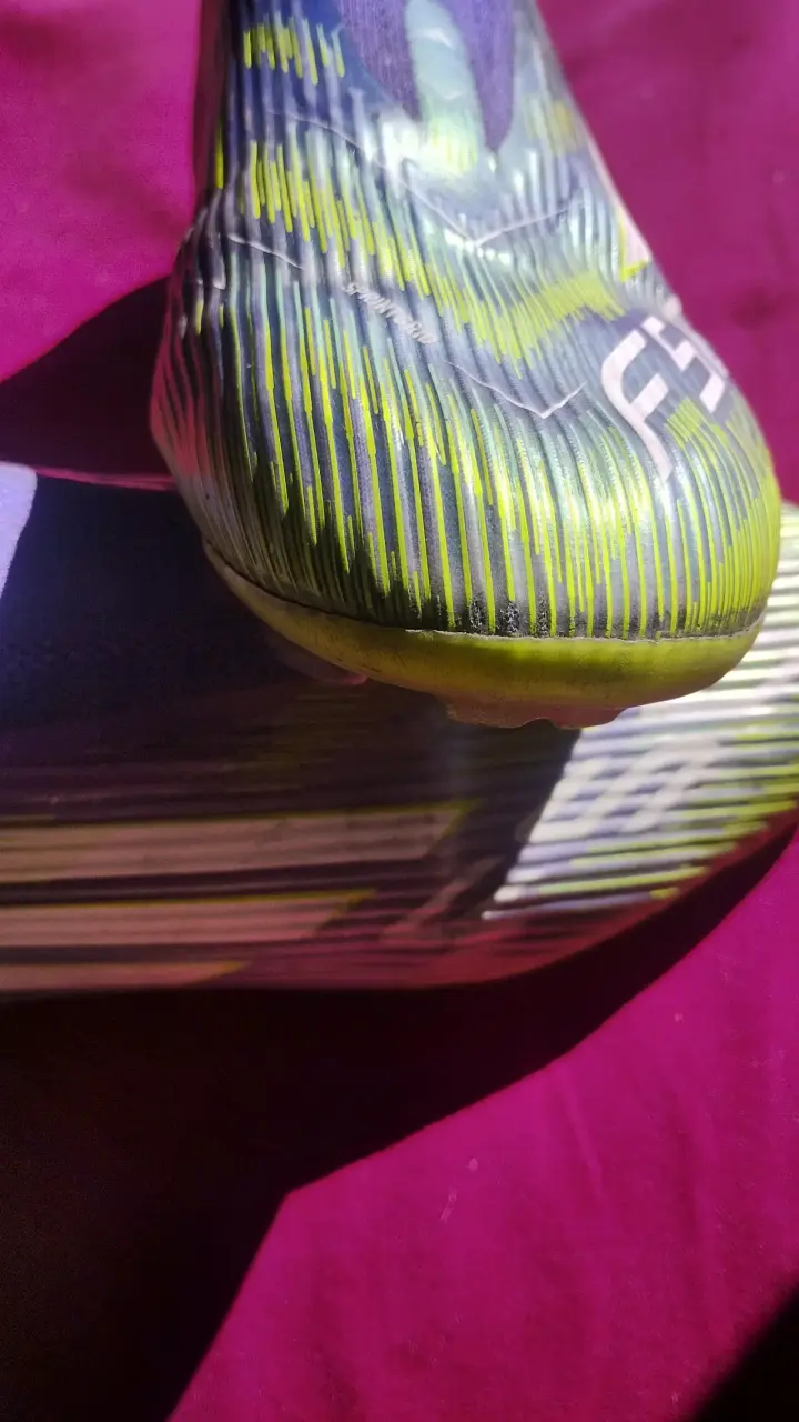 Botines de fútbol Adidas F50 verdes y morados - 4