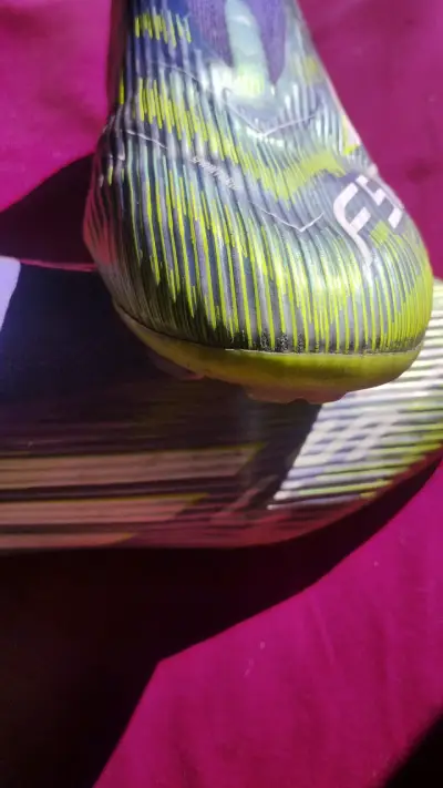 Botines de fútbol Adidas F50 verdes y morados - miniatura 4