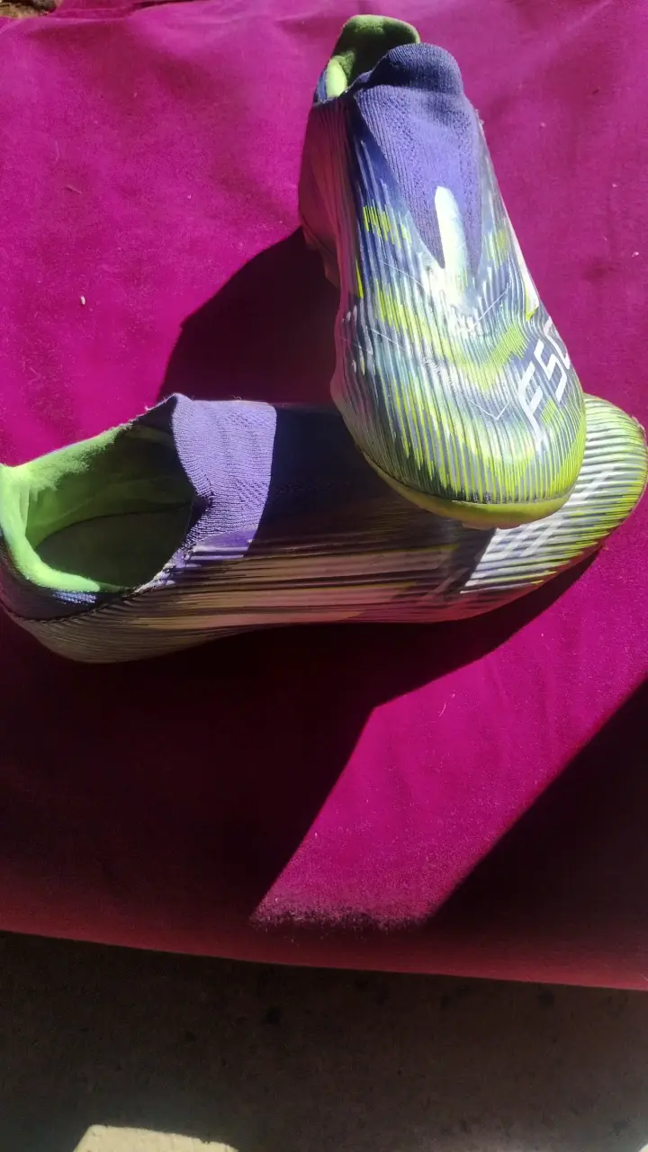 Botines de fútbol Adidas F50 verdes y morados - 5