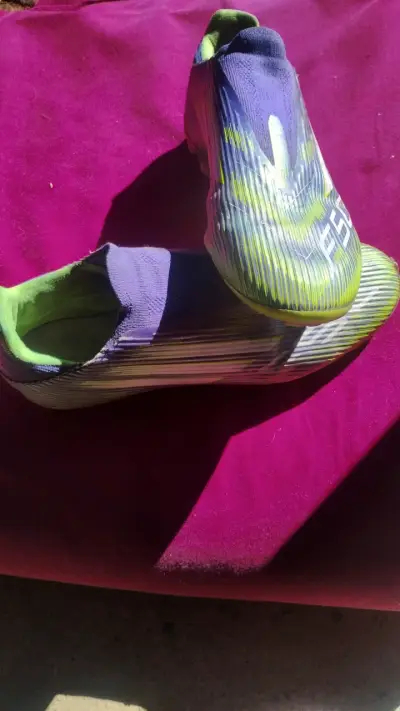 Botines de fútbol Adidas F50 verdes y morados - miniatura 5